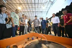 Menteri di Pejabat Perdana Menteri Dr Mohamad Maliki Osman (tiga dari kiri) bersama Perdana Menteri Lawrence Wong (tengah) semasa Jalur Fest @ Wisma Geylang Serai sebagai sebahagian daripada pelancaran Jalur Budaya Geylang Serai yang diharap dapat melestarikan budaya Melayu. Turut hadir termasuk Menteri Pembangunan Sosial dan Keluarga, Encik Masagos Zulkifli Masagos Mohamad (dua dari kanan) dan Menteri Tenaga Manusia, Dr Tan See Leng (tiga dari kanan). 