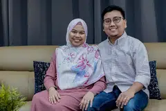 BAKAL MENIMANG CAHAYA MATA: Keluarga muda Encik Muhammad Arif Rahmat, 32 tahun, bersama isterinya, Cik Farah Atiqah Nor Shaidi, 29 tahun, yang sedang mengandung anak pertama mereka. - Foto BH oleh NUR DIYANA TAHA