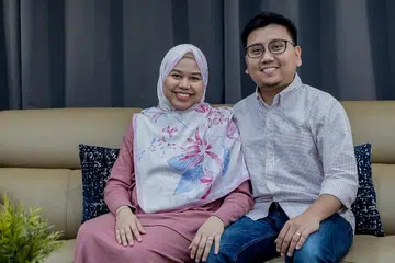 BAKAL MENIMANG CAHAYA MATA: Keluarga muda Encik Muhammad Arif Rahmat, 32 tahun, bersama isterinya, Cik Farah Atiqah Nor Shaidi, 29 tahun, yang sedang mengandung anak pertama mereka. - Foto BH oleh NUR DIYANA TAHA