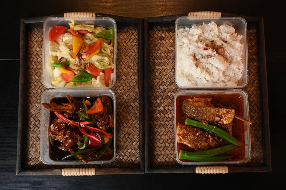 Contoh lauk Ramadan yang sesuai untuk tiga orang. Hidangan itu termasuk sayur chap chye, lauk ayam black pepper dan asam pedas ikan bersama nasi. 