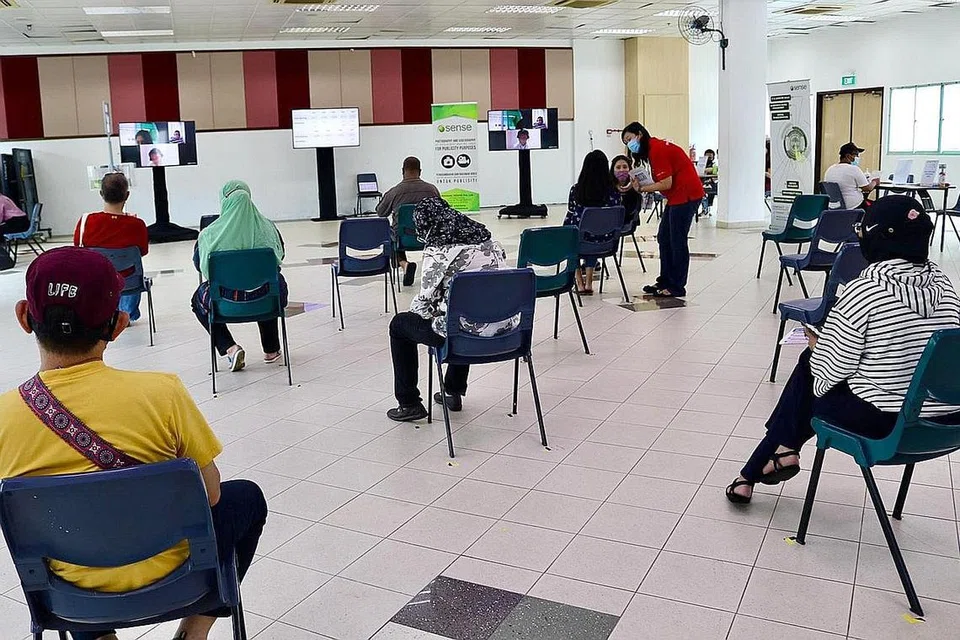PERTINGKAT RESUME: Sementara menunggu giliran ditemu bual, peserta dapat menonton Webinar langsung mengenai cara meningkatkan CV mereka.