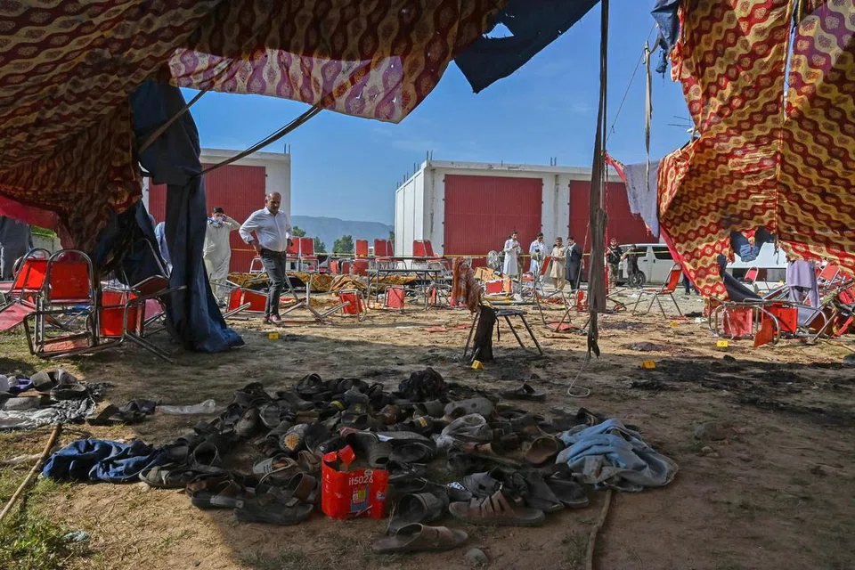 KESAN LETUPAN: Pegawai polis memeriksa tapak letupan bom di daerah Bajaur, wilayah Khyber-Pakhtunkhwa.