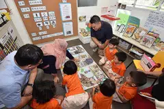 PENDIDIKAN SEKITARAN: Sekitar 25 kanak-kanak dari My First Skool @ Boon Lay 3 didedahkan kepada pelbagai aktiviti yang dapat tingkatkan kesedaran mereka tentang alam persekitaran semalam dengan disaksikan Encik Patrick Tay (depan tengah). - Foto SOUTH WEST CDC