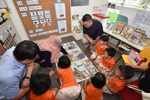 PENDIDIKAN SEKITARAN: Sekitar 25 kanak-kanak dari My First Skool @ Boon Lay 3 didedahkan kepada pelbagai aktiviti yang dapat tingkatkan kesedaran mereka tentang alam persekitaran semalam dengan disaksikan Encik Patrick Tay (depan tengah). - Foto SOUTH WEST CDC
