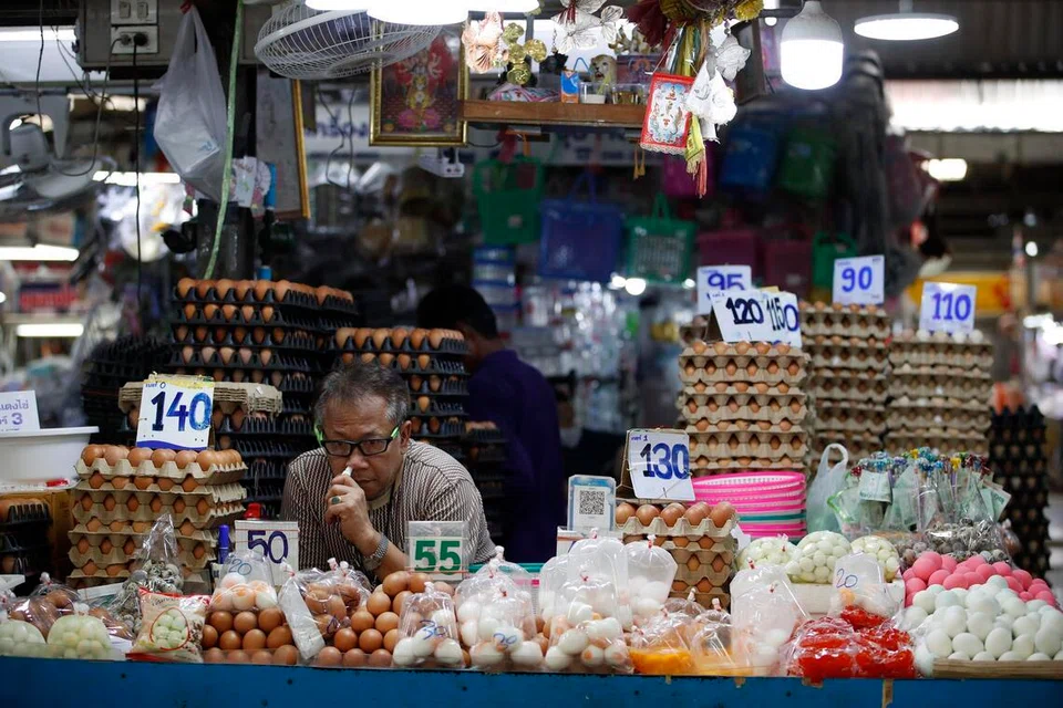 Seorang peniaga telur menunggu pelanggan di sebuah pasar segar di Bangkok, Thailand, pada 23 Mac 2026. Data daripada Jabatan Perdagangan Dalam Negeri menunjukkan harga makanan segar di Thailand meningkat ketara, khususnya bagi daging babi, ayam dan telur, susulan kenaikan kos bahan api akibat konflik dan ketegangan yang berterusan di Asia Barat