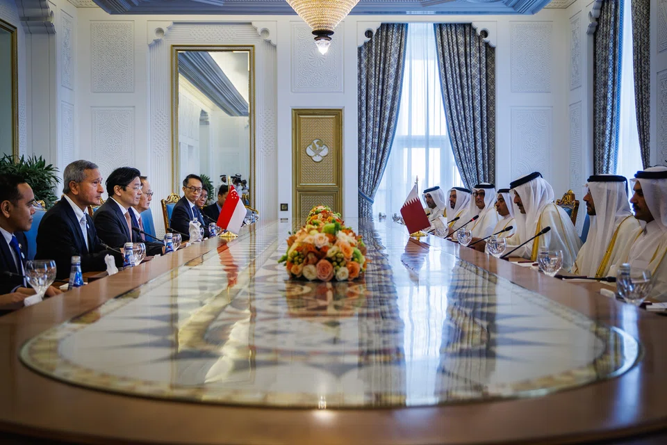 Perdana Menteri merangkap Menteri Kewangan, Encik Lawrence Wong (tiga dari kiri), dan Amir Qatar, Sheikh Tamim bin Hamad Al Thani (tiga dari kanan) mempengerusikan bersama mesyuarat Jawatankuasa Bersama Peringkat Tinggi (HLJC) Qatar-Singapura yang kesembilan di Amiri Diwan, Doha, Qatar pada 19 Oktober. Turut bersamanya ialah Menteri Tenaga, Perdagangan dan Perusahaan (Tenaga dan Perusahaan), Dr Tan See Leng (empat dari kiri), Menteri Ehwal Luar, Dr Vivian Balakrishnan (dua dari kiri), dan Menteri Negara (Kementerian Ehwal Luar merangkap Kementerian Dalam Negeri), Encik Zhulkarnain Abdul Rahim (kiri).