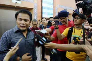 Bekas Exco Negeri Sembilan, Datuk Mohd Asna Amin (kiri) ketika sidang media selepas selesai memberi keterangan kepada pihak polis di Menara Majlis Agama Islam Negeri Sembilan (Mains), Seremban, Negeri Sembilan, pada 28 September, berikutan pembatalan lantikan jawatan Exco menyusuli krisis Adat dan Raja di negeri itu.