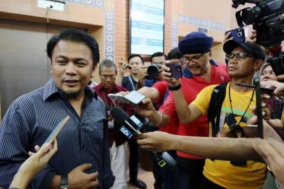 Bekas Exco Negeri Sembilan, Datuk Mohd Asna Amin (kiri) ketika sidang media selepas selesai memberi keterangan kepada pihak polis di Menara Majlis Agama Islam Negeri Sembilan (Mains), Seremban, Negeri Sembilan, pada 28 September, berikutan pembatalan lantikan jawatan Exco menyusuli krisis Adat dan Raja di negeri itu.