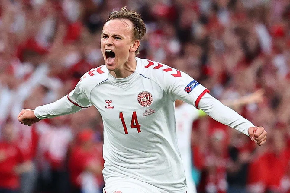 BUAT PERSIAPAN: Denmark memanfaatkan kejadian yang menimpa Christian Eriksen untuk meneruskan perjuangan kalah mati. (Atas) ialah pemain berbakat Denmark, Mikkel Damsgaard. - Foto-foto EPA-EFE, Reuters.