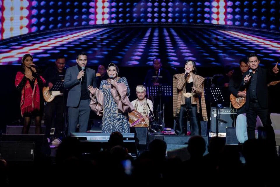 TERUJA BERSAMA ANAK-ANAK: Hetty Koes Endang menganggap berkonsert juga menyatukan anak-anaknya yang memberi dorongan, Ameer Mahmed (dua dari kiri) dan Afifah Qamariah Yusuf (dua dari kanan).