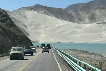 Lebuh raya Karakoram Highway di Kashgar, Xinjiang.