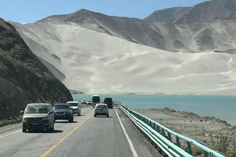 Lebuh raya Karakoram Highway di Kashgar, Xinjiang.