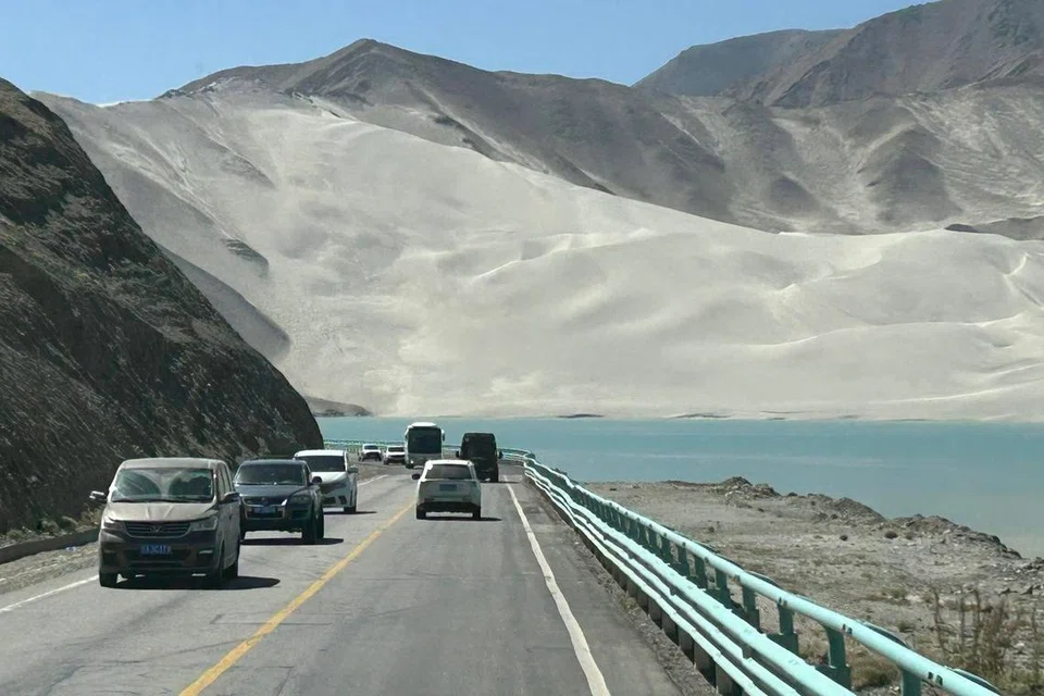 Lebuh raya Karakoram Highway di Kashgar, Xinjiang.