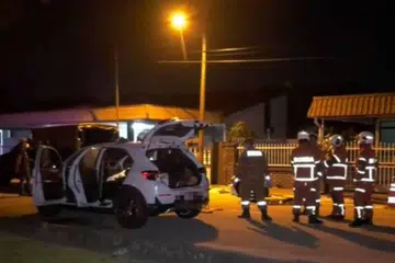Pasukan Bomba dan Penyelamat lengkap berpakaian pelindung diri (PPE) berjaya membuka pintu kereta yang terkunci menggunakan peralatan khas bagi mengeluarkan dua mayat yang ditemui di dalam kereta di Taman Sri Rambai, Bukit Mertajam, Pulau Pinang, pada 10 Julai petang.