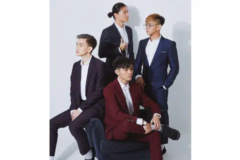 PENGARUH K-POP: Insomniacks (dari kiri mengikut putaran jam) Wan Arif Iskandar, Gavin Wong, Ahmad Danial dan Syed Mir Iqbal mengikut cita rasa masa kini yang menggemari trend dan pengaruh muzik Korea. - Foto SONY MUSIC MALAYSIA