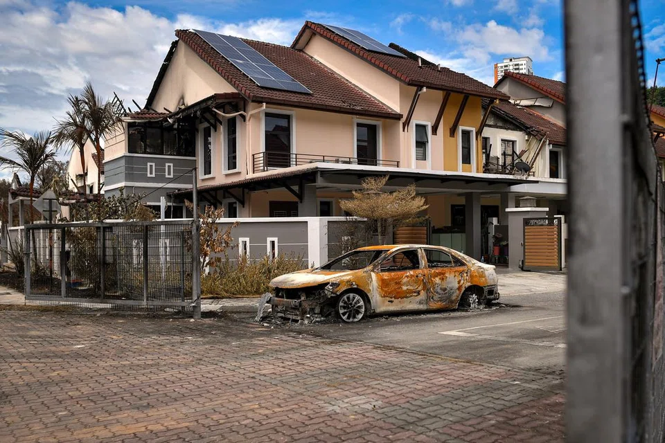 Keadaan semasa kediaman penduduk dan sebuah kenderaan yang musnah seperti bandar mati di lokasi kejadian kebakaran paip gas Jalan Putra Harmoni, Putra Heights pada 3 April.