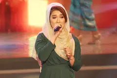 MASIH MENYANYI: Walaupun kini suri rumah, penyanyi 1980-an, Wann, masih mendapat undangan menyanyi dalam majlis jamuan malam dan teringin mencuba menyanyikan melodi lagu masa kini. - Foto QASHRUL HIDAFI