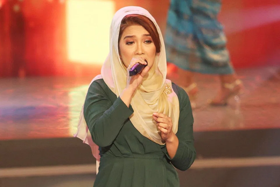 MASIH MENYANYI: Walaupun kini suri rumah, penyanyi 1980-an, Wann, masih mendapat undangan menyanyi dalam majlis jamuan malam dan teringin mencuba menyanyikan melodi lagu masa kini. - Foto QASHRUL HIDAFI