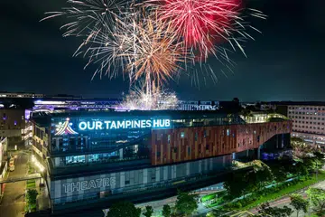 Pertunjukan bunga api dijadual menghiasi langit malam berdekatan Our Tampines Hub, dalam acara menghitung detik menjelang 2025 sama seperti cahaya yang mewarnai angkasa bagi menyambut 2024 dalam gambar ini.