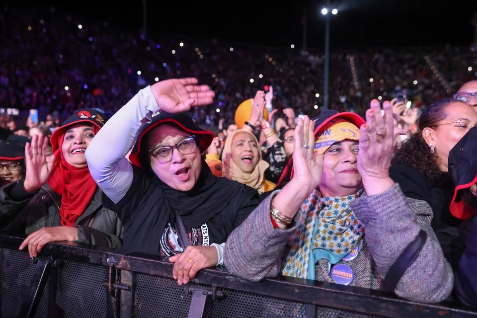 Para hadirin memberikan reaksi semasa perhimpunan ‘New York Is Not For Sale’ di Stadium Forest Hills, daerah Queens, New York, Amerika Syarikat, pada 26 Oktober 2025. Acara tersebut, yang dianjurkan oleh calon utama Demokrat dalam perlumbaan Datuk Bandar New York, Zohran Mamdani, menampilkan kehadiran Senator Bernie Sanders dan Ahli Kongres Alexandria Ocasio-Cortez menjelang Hari Pilihan Raya Datuk Bandar New York pada 4 November.