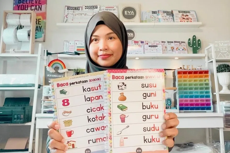 BERUSAHA: Cik Nurulshahidah Kamaruddin tidak setakat mengeluh ketiadaan bahan bacaan dalam bahasa Melayu. Sebaliknya, beliau mengasaskan perniagaan dari rumah EVA Fun Learning (EFL) untuk menghasilkan bahan pembelajaran bahasa Melayu di rumah bagi kanak-kanak kecil dan murid prasekolah, termasuk buku 'Buku Baca & Eja Suku Kata'. - Foto ihsan NURULSHAHIDAH KAMARUDDIN