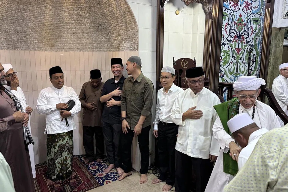 Imam Masjid Ba’alwie, Habib Syed Hassan Al-Attas (dua dari kanan) sempat bersalaman dengan anggota rombongan Indonesia itu sambil disertai sama Encik Hawazi (tiga dari kanan) dan Encik Faizal Wahyuni (empat dari kanan).