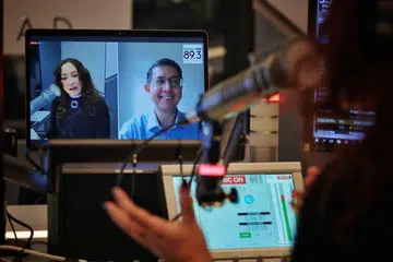 KEPENTINGAN PENDAMPING DALAM MEMBANTU BEKAS PESALAH DADAH: Menteri Negara (Ehwal Dalam Negeri), Profesor Muhammad Faishal Ibrahim diwawancara deejay radio Money FM 89.3, Claressa Monteiro. - Foto BH oleh JASON QUAH 