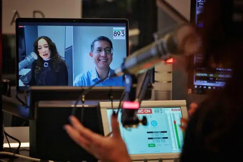 KEPENTINGAN PENDAMPING DALAM MEMBANTU BEKAS PESALAH DADAH: Menteri Negara (Ehwal Dalam Negeri), Profesor Muhammad Faishal Ibrahim diwawancara deejay radio Money FM 89.3, Claressa Monteiro. - Foto BH oleh JASON QUAH 