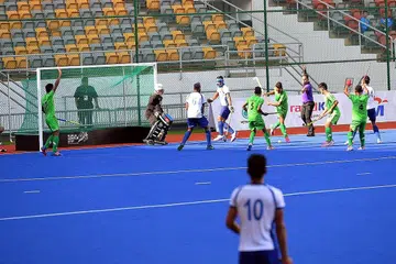 INSIDEN DIPERTIKAI: Pengadil menunjukkan tangannya ke petak penalti yang diberikan kepada Myanmar yang menghasilkan gol kedua mereka semasa menentang Singapura semalam. Perlawanan berakhir dengan keputusan 2-2. - Foto FAKHRURADZI ISMAIL