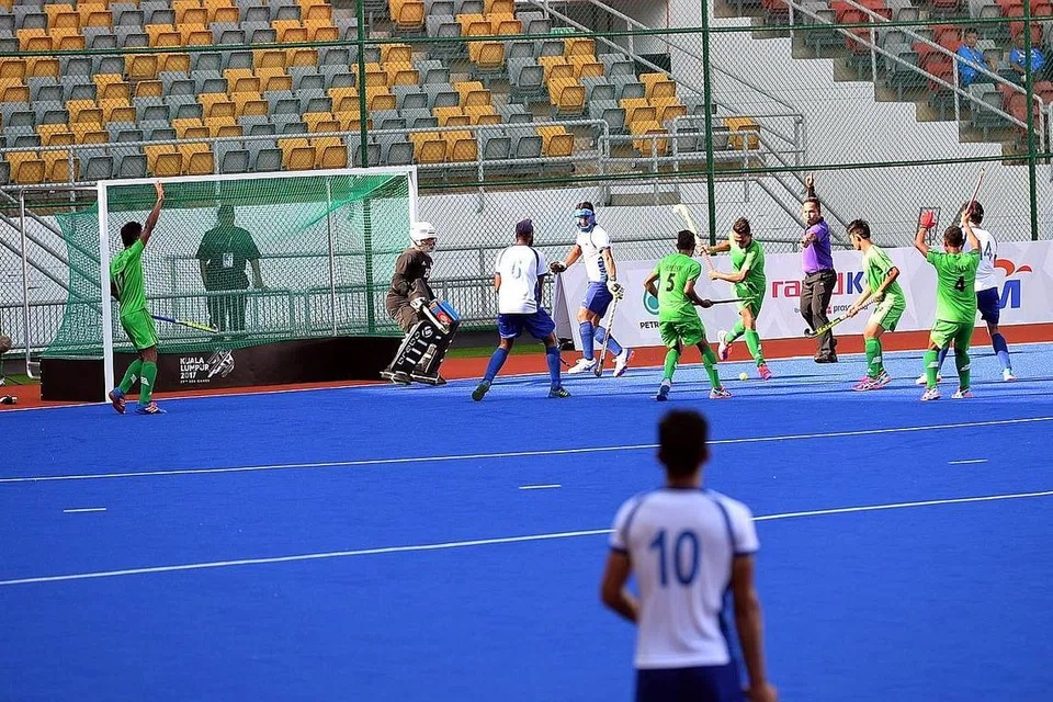 INSIDEN DIPERTIKAI: Pengadil menunjukkan tangannya ke petak penalti yang diberikan kepada Myanmar yang menghasilkan gol kedua mereka semasa menentang Singapura semalam. Perlawanan berakhir dengan keputusan 2-2. - Foto FAKHRURADZI ISMAIL