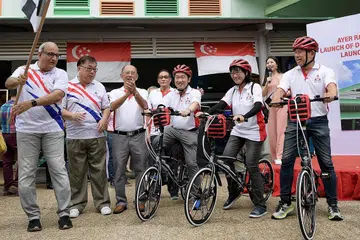 INISIATIF BARU: Encik S Iswaran (paling kiri) melancarkan inisiatif Guardian Responders on Wheels (GROW). Di bawah inisiatif itu, sukarelawan yang telah dilatih itu akan berbasikal dan menjalankan rondaan bergerak demi memastikan keselamatan di kejiranan mereka. - Foto BM oleh NG SOR LUAN