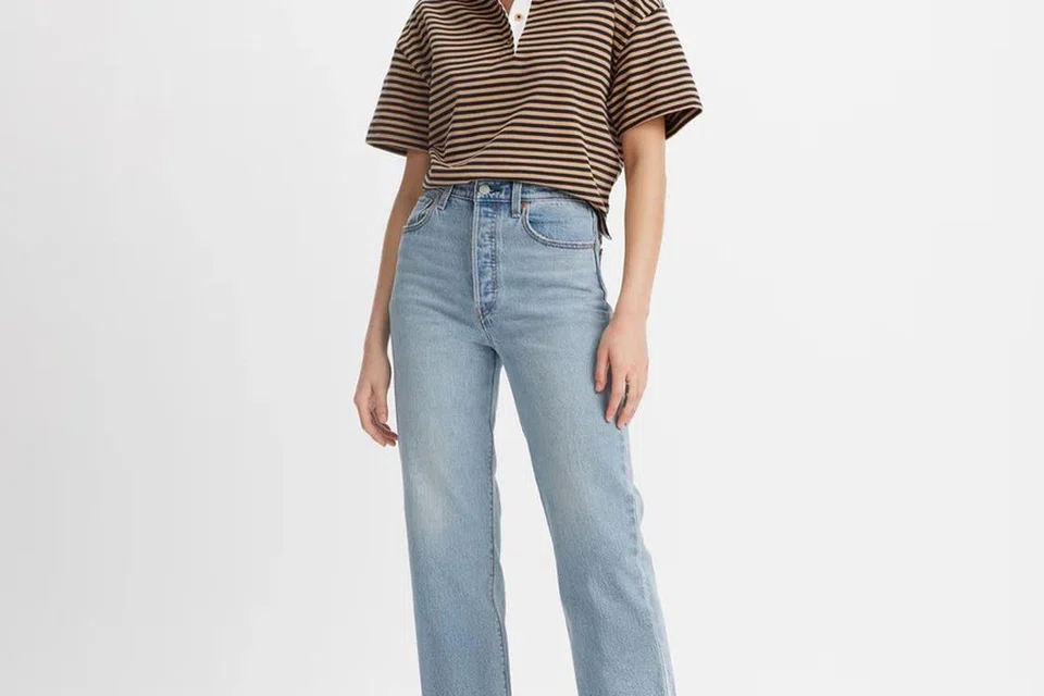 Jean berpotongan lurus daripada Levi’s menampilkan potongan yang serba boleh bagi setiap bentuk badan yang berbeza.