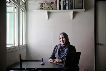 HARUS LEBIH PEKA: Menurut Cik Noor Irdawaty, dalam tempoh pandemik Covid-19 pemimpin kesatuan sekerja perlu lebih peka kerana tidak semua pekerja faham ada orang boleh membantu mereka, sedangkan bilangan pekerja yang perlu bantuan bertambah kerana lebih ramai pekerja diberhentikan kerja. - Foto BH oleh KEVIN LIM
