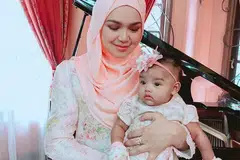 ENGGAN ANAK JADI BAHAN UMPATAN: Datuk Seri Siti Nurhaliza tidak kerap memuatnaikkan gambar anak comelnya, Siti Aafiyah kerana bimbang jika Aafiyah menjadi sasaran masyarakat siber yang tidak senang sehingga timbulkan fitnah dan umpatan. - Foto INSTAGRAM SITI NURHALIZA