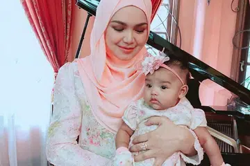 ENGGAN ANAK JADI BAHAN UMPATAN: Datuk Seri Siti Nurhaliza tidak kerap memuatnaikkan gambar anak comelnya, Siti Aafiyah kerana bimbang jika Aafiyah menjadi sasaran masyarakat siber yang tidak senang sehingga timbulkan fitnah dan umpatan. - Foto INSTAGRAM SITI NURHALIZA