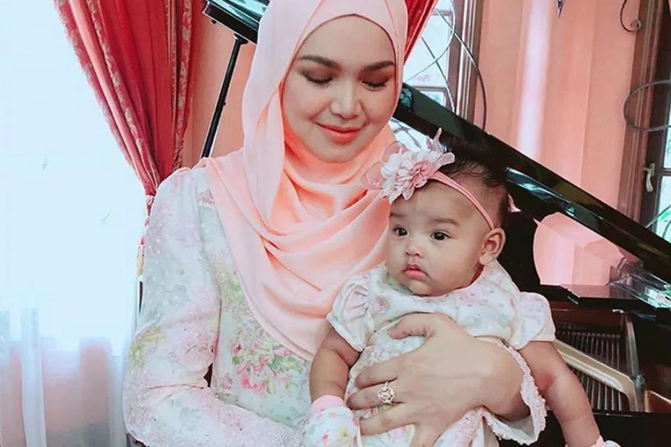 ENGGAN ANAK JADI BAHAN UMPATAN: Datuk Seri Siti Nurhaliza tidak kerap memuatnaikkan gambar anak comelnya, Siti Aafiyah kerana bimbang jika Aafiyah menjadi sasaran masyarakat siber yang tidak senang sehingga timbulkan fitnah dan umpatan. - Foto INSTAGRAM SITI NURHALIZA