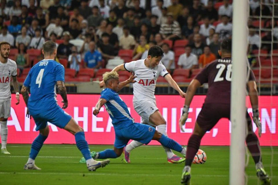 AKSI TARAF DUNIA: Bintang Tottenham Hotspurs, Son Heung-min (dua dari kanan), cuba mengatasi pemain pertahanan Lion City Sailors, Zulqarnaen Suzliman (tiga dari kanan), dalam perlawanan persahabatan yang berakhir 5-1 berpihak kepada kelab Liga Perdana England itu. 