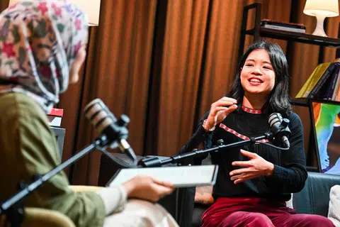 Penolong Penyelidik sepenuh masa di Universiti Nasional Singapura (NUS), Cik Megan Lee Xin Hu, yang mempunyai latar belakang dalam tarian Latin dan Bali, berkata beliau mula tertarik pada Tari Topeng semasa menyertai projek muzikal universiti.