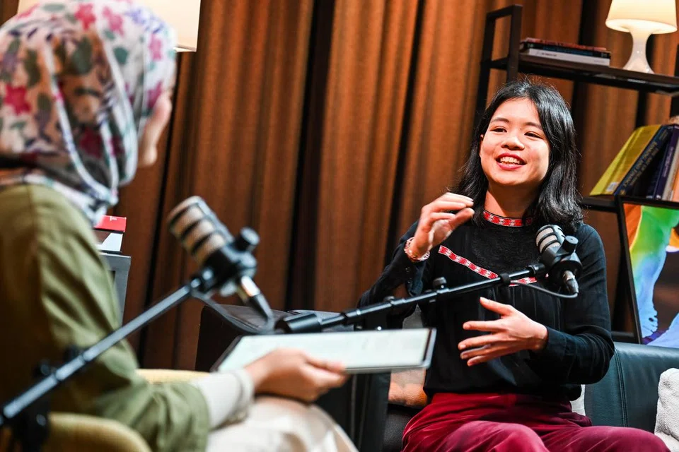Penolong Penyelidik sepenuh masa di Universiti Nasional Singapura (NUS), Cik Megan Lee Xin Hu, yang mempunyai latar belakang dalam tarian Latin dan Bali, berkata beliau mula tertarik pada Tari Topeng semasa menyertai projek muzikal universiti.