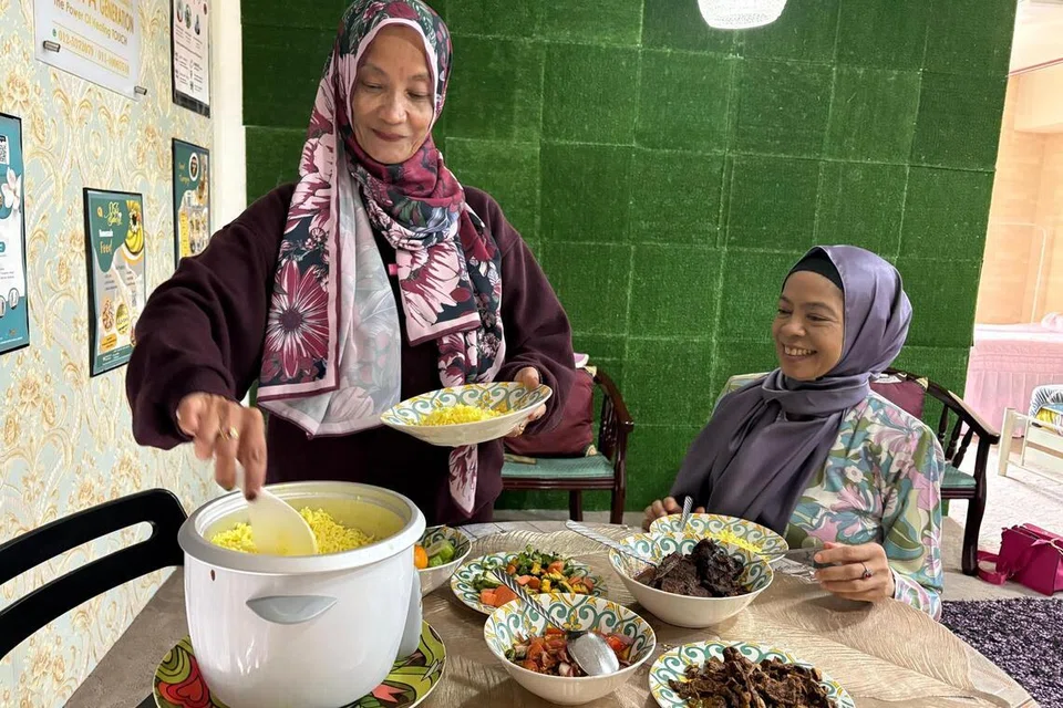 Cik Norhamisah Ismail, 60 tahun (kiri), bersama adiknya, Cik As Ismail, 50 tahun, menitikberatkan pemakanan sihat demi menjaga kesihatan.