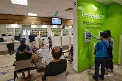 KEMUDAHAN BARU: Poliklinik baru Ang Mo Kio yang baru dibuka baru-baru ini lebih besar dan lebih baik, dengan perkhidmatan yang dipertingkat sehingga menarik pesakit dari kawasan luar Ang Mo Kio. - Foto fail