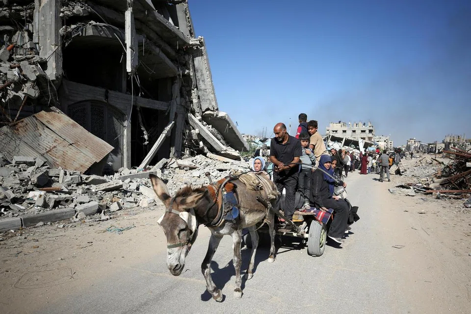 Para penduduk Palestin  terpaksa mencari tempat perlindungan baru selepas diusir tentera Israel yang sedang memperhebat serangan di utara Gaza.
