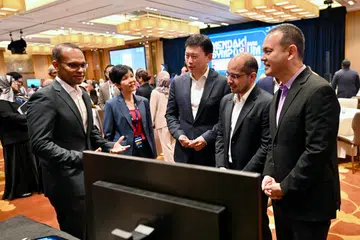 Menteri Pembangunan Negara, Encik Chee Hong Tat (tiga dari kanan), meninjau reruai berkenaan kecerdasan buatan (AI) sempena Simposim Mendaki di Pusat Konvensyen dan Ekspo Marina Bay Sands pada 9 Julai. Bersama beliau ialah (dari kiri) Ketua Pegawai Eksekutif (CEO) Mendaki, Encik Mohamed Feroz Mohamed Akber; Pengarah Penyelidikan dan Penilaian Program Mendaki, Cik Ho Wai Leng; Setiausaha Parlimen Kanan (Pendidikan merangkap Pembangunan Negara), Dr Syed Harun Alhabsyi; dan Pengerusi Yayasan Mendaki yang juga Menteri Negara Kanan (Kemampanan dan Sekitaran merangkap Pertahanan), Encik Zaqy Mohamad.