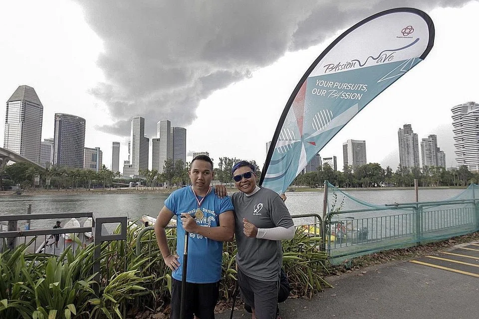 PENCAPAIAN MEMBANGGAKAN Baru-baru ini, Encik Hafiz Misram (kiri) mewakili Persatuan Cacat Penglihatan Singapura (SAVH) dan pasukan bot naganya, 'DragonSail All The Way', memenangi tempat keempat dalam DB Hearts Challenge 2019, anjuran bersama PAssion WaVe dan DB Hearts walaupun baru pertama kali menyertainya. Di kanan ialah Cik Suryana Ali, ahli jawatankuasa, sukarelawan aktif dan pengurus kumpulan 'Paddlers with Hearts' daripada DB Hearts yang turut menyertai kumpulan Encik Hafiz. - Foto BH oleh IQBAL FAIZAL