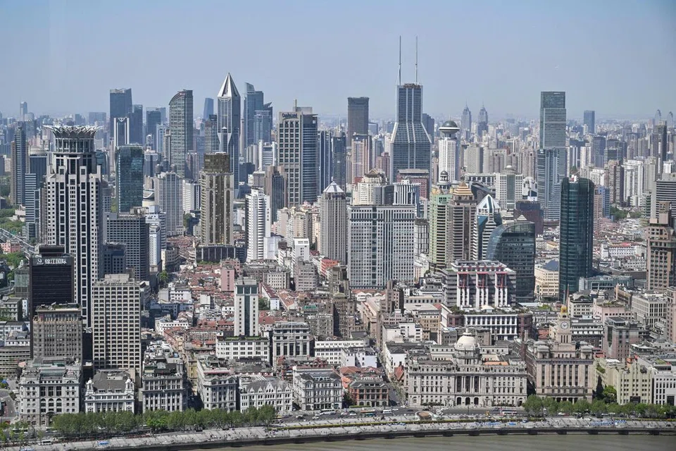 Pemandangan bandar Shanghai dari kawasan kewangan utama dirakam pada 14 April 2025. Presiden Amerika Syarikat, Encik Donald Trump, pada 13 April menegaskan bahawa tiada negara akan “terlepas” daripada dikenakan tarif, meskipun sebahagian cukai import diberi penangguhan selama 90 hari. Beliau juga memandang rendah pengecualian sementara terhadap produk teknologi dari China. 