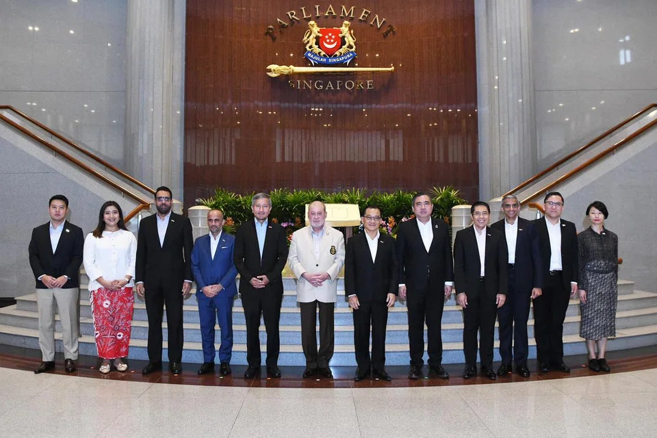 Yang di-Pertuan Agong, Sultan Ibrahim (tengah), bersama AP Parti Tindakan Rakyat (PAP), Cik Nadia Ahmad Samdin (dua dari kiri); Ketua Parti Pekerja (WP), Encik Pritam Singh (tiga dari kiri); Menteri Ehwal Luar, Dr Vivian Balakrishnan (lima dari kiri); Speaker Parlimen, Encik Seah Kian Peng (enam dari kanan); Menteri Pengangkutan Malaysia, Encik Anthony Loke (lima dari kanan); dan Menteri di Pejabat Perdana Menteri, Dr Mohamad Maliki Osman (empat dari kanan).