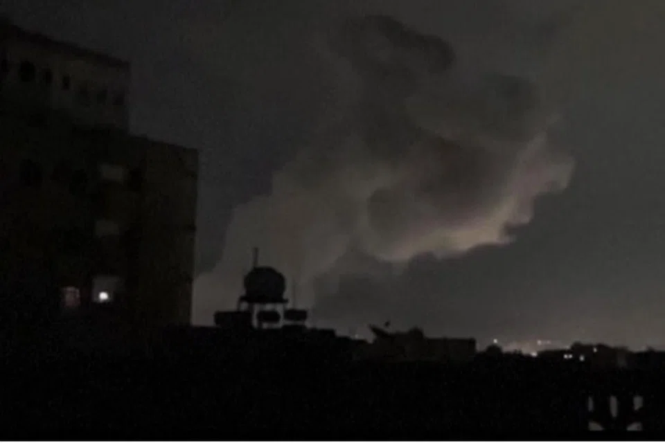 Gambar tangkap layar menunjukkan asap tebal menyusuli serangan bom di ibu negara Yaman, Sanaa, yang dikuasai Houthi, pada 15 Mac.