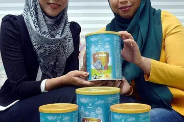KONSULTAN SUSU TEPUNG BAYI: Sufi Halal Resources Pte Ltd, yang diterajui Ketua Pegawai Eksekutif (CEO) Cik Sakinah Mohd Sharip (kanan), dan kakaknya, Pengarah Urusan Cik Nur Kamilah, mendapat kepercayaan syarikat Yunnos Dairies menjadi konsultan menghasilkan rumusan susu tepung bayi. - Foto KHALID BABA