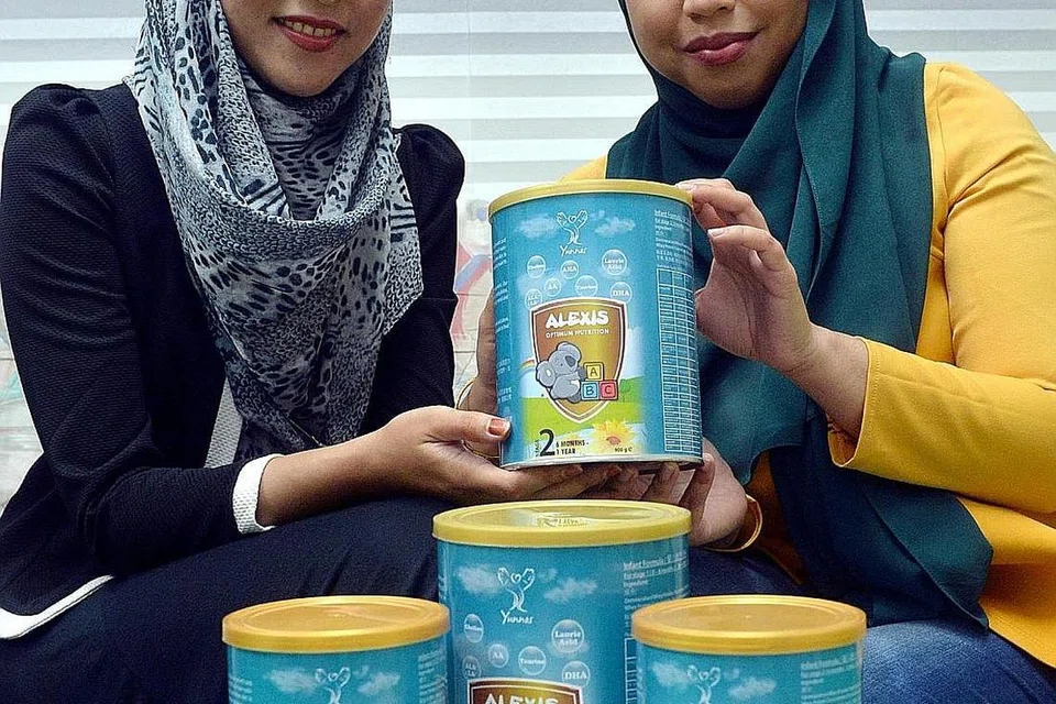 KONSULTAN SUSU TEPUNG BAYI: Sufi Halal Resources Pte Ltd, yang diterajui Ketua Pegawai Eksekutif (CEO) Cik Sakinah Mohd Sharip (kanan), dan kakaknya, Pengarah Urusan Cik Nur Kamilah, mendapat kepercayaan syarikat Yunnos Dairies menjadi konsultan menghasilkan rumusan susu tepung bayi. - Foto KHALID BABA