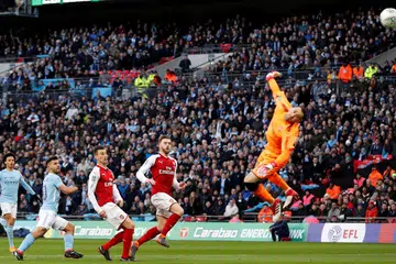 GOL TIDK DIDUGA: Sergio Aguero (dua dari kiri) menjaringkan gol pertama pasukan Manchester City apabila tendangannya pada minit ke-18 melepasi penjaga gawang Arsenal, David Ospina. Gol kedua dijaringkan Vincent Kompany pada minit ke-58 dan gol ketiga disumbangkan David Silva pada minit ke-65. - Foto REUTERS 